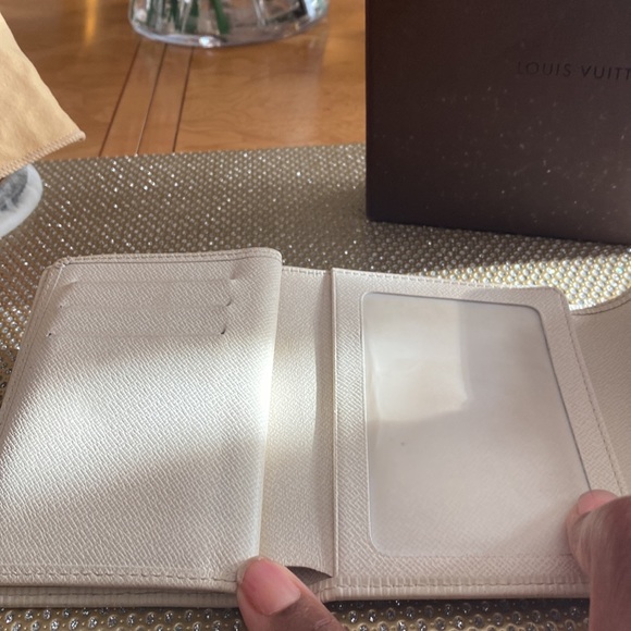 EUC Louis Vuitton Ivory Epi Leather Koala Wallet $275 - Picture 4 of 13